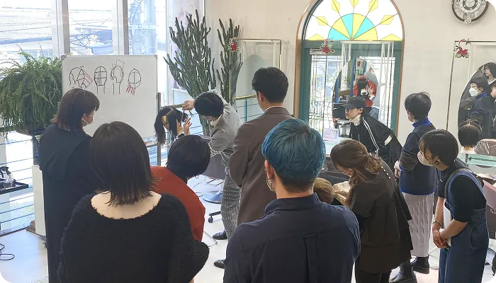 東京の名門サロン”PEEK-A-BOO“の堀内先生による直接指導の様子
